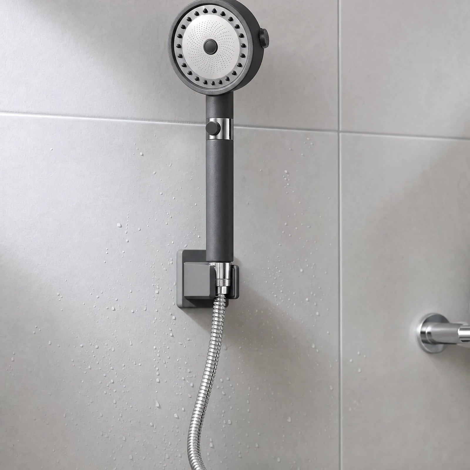 Sur son support mural, flexible inox raccordé